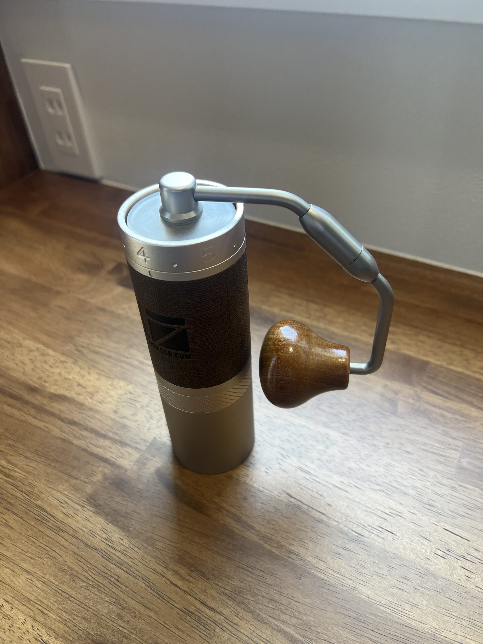 1Zpresso X-Pro S 本体全景。ハンドルを展開した状態と木製ノブ