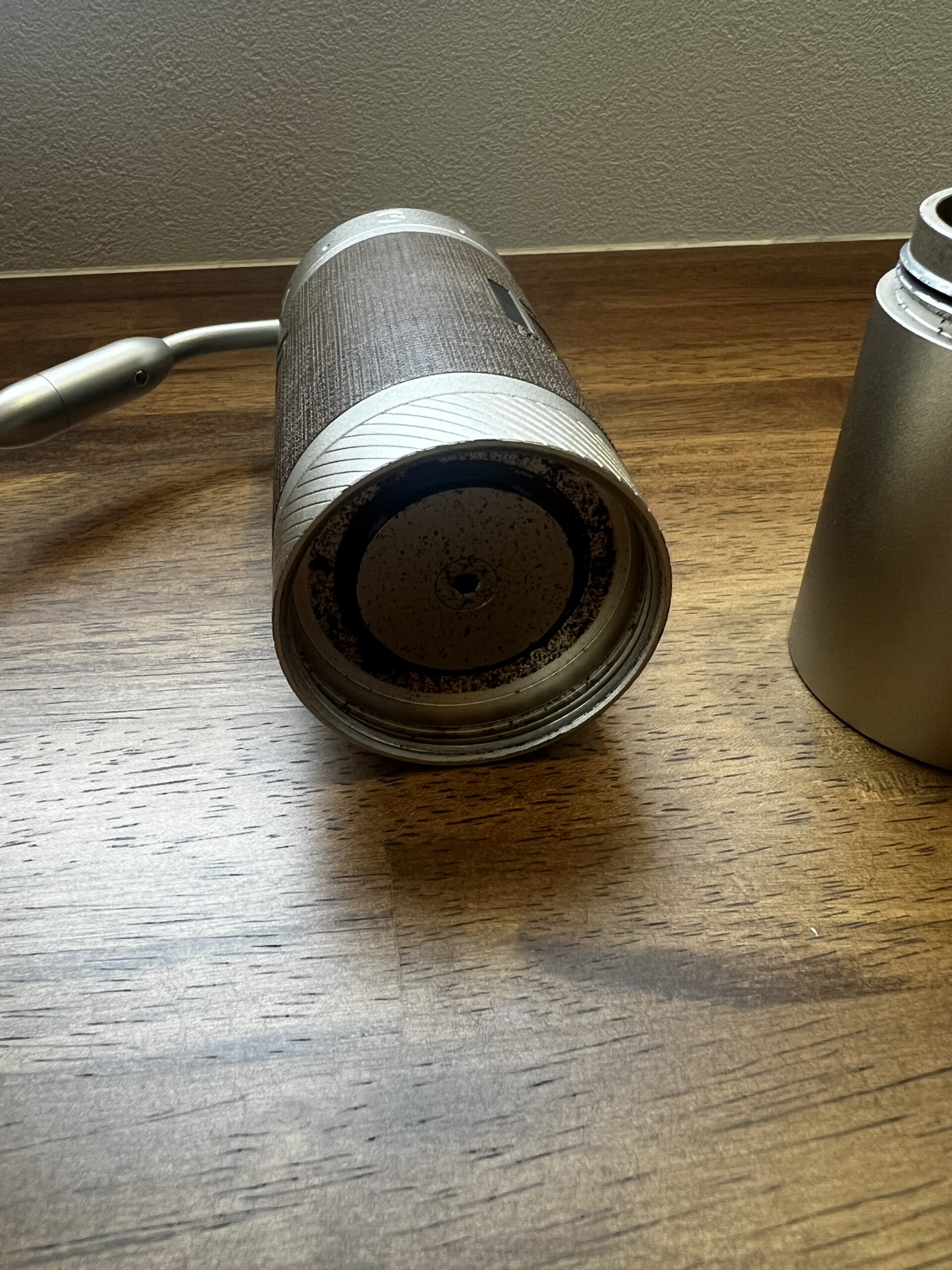 粉受けの中。3 年使った油の残りが見える