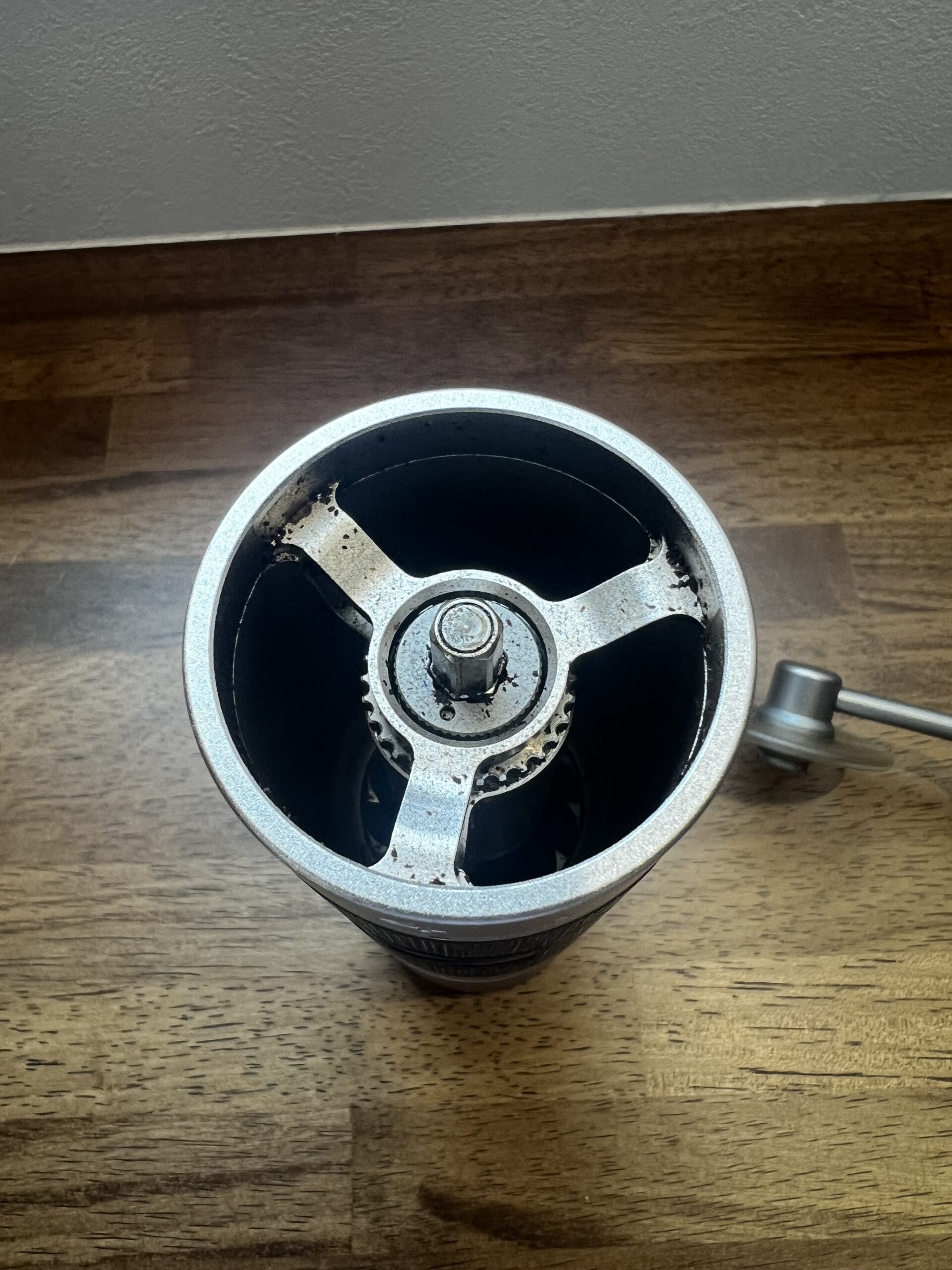 分解した本体内部の刃。3 年間ノーメンテで使ってきた現状