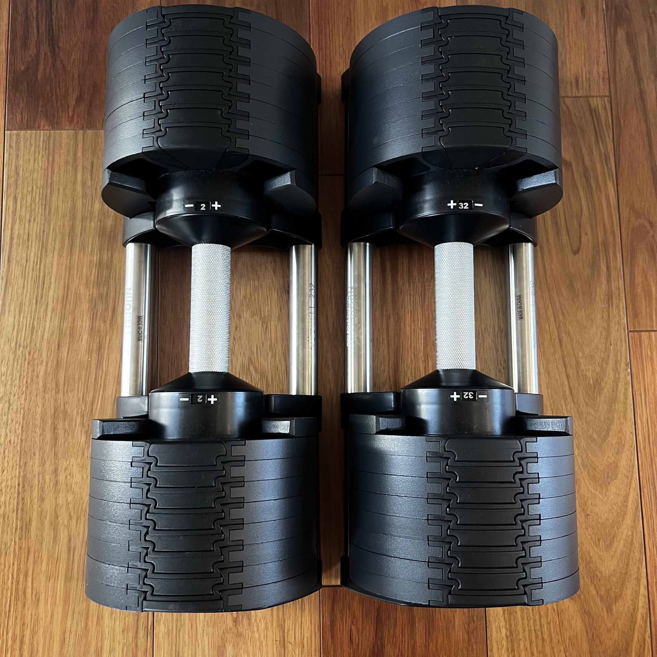 FLEXBELLを2kgと32kgに設定した状態の俯瞰比較。同じ筐体で重量域がまるごと違う
