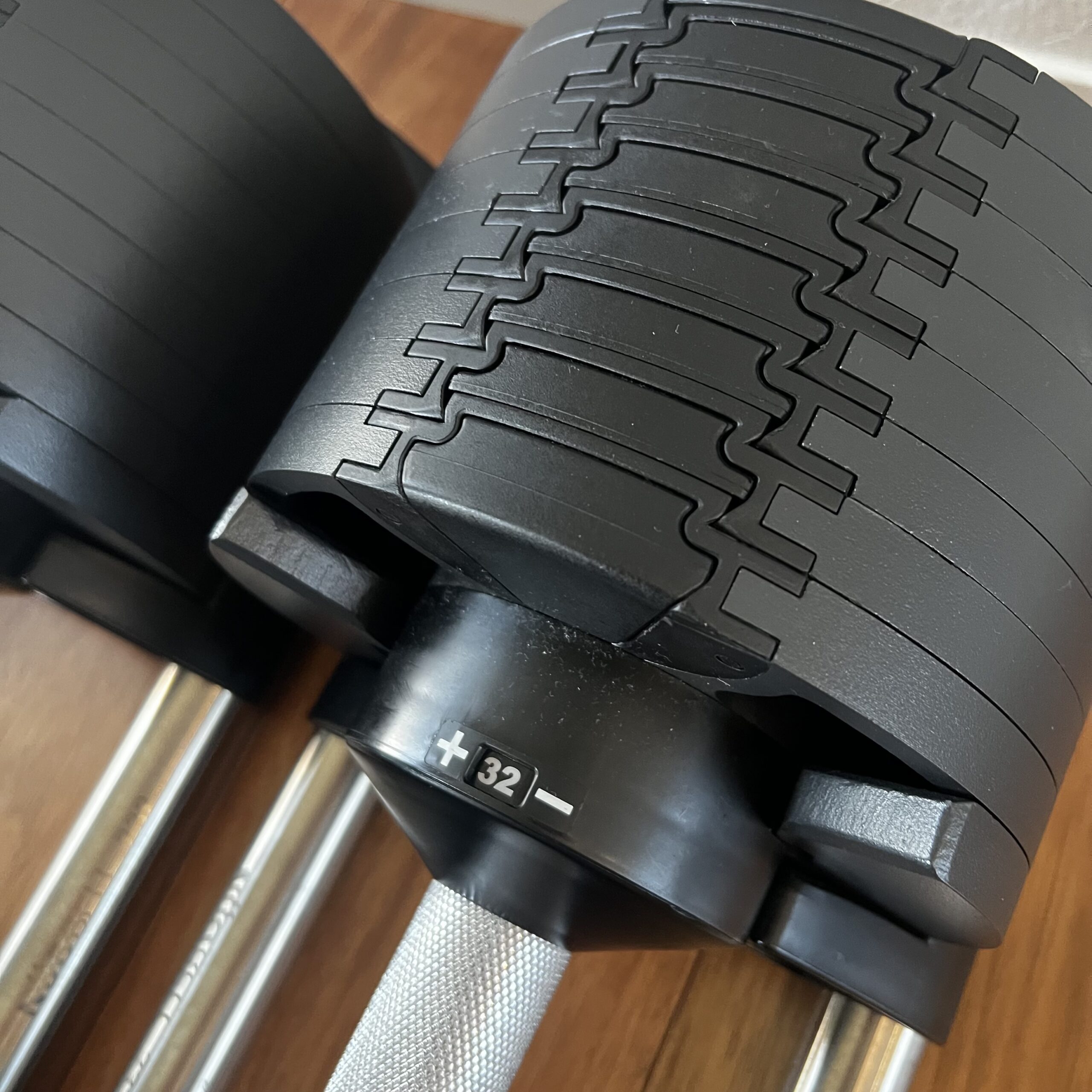 FLEXBELLのダイヤル拡大。32kgの数字とプレート構造のディテール