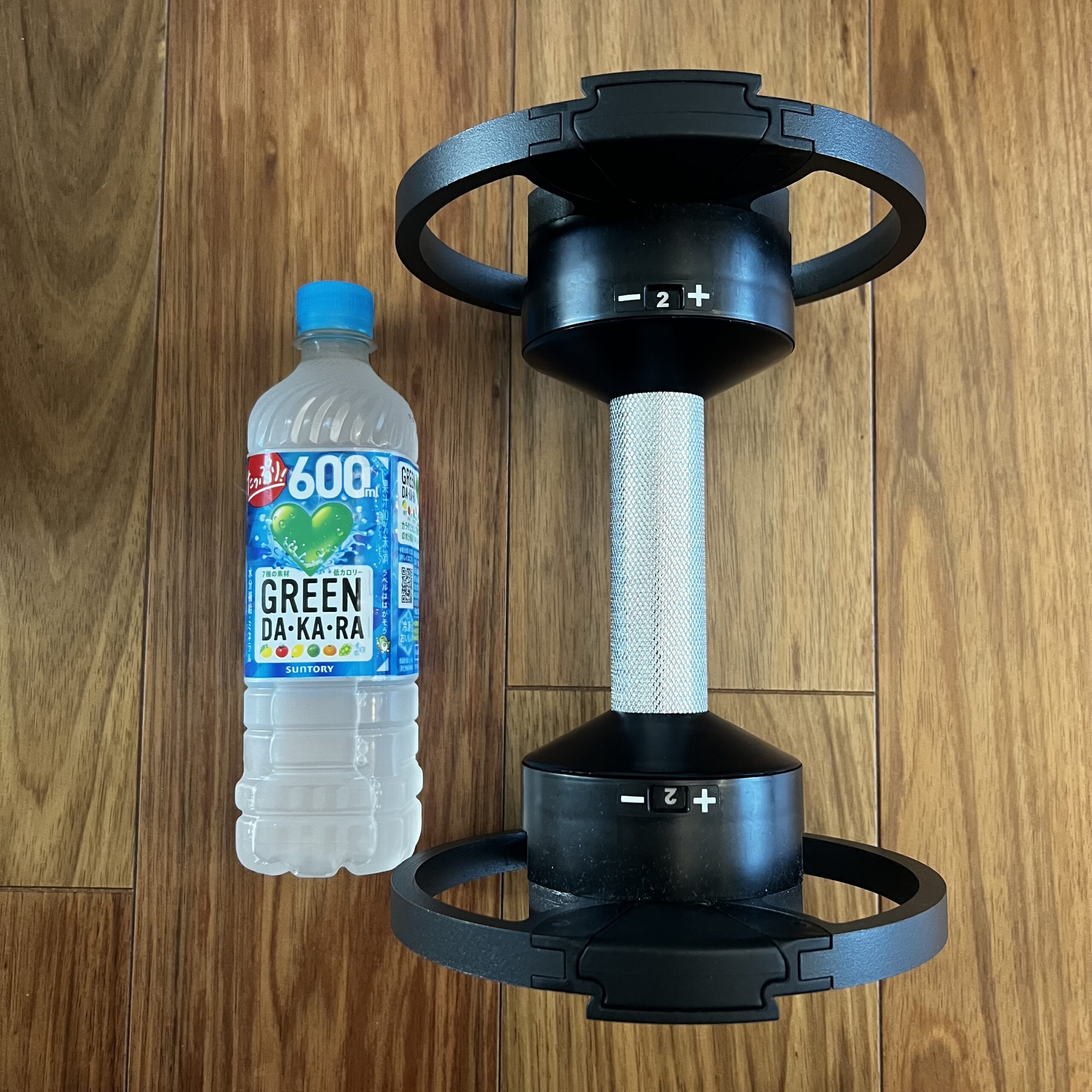 FLEXBELLを最小の2kg設定にした状態と500mlペットボトルの縦比較