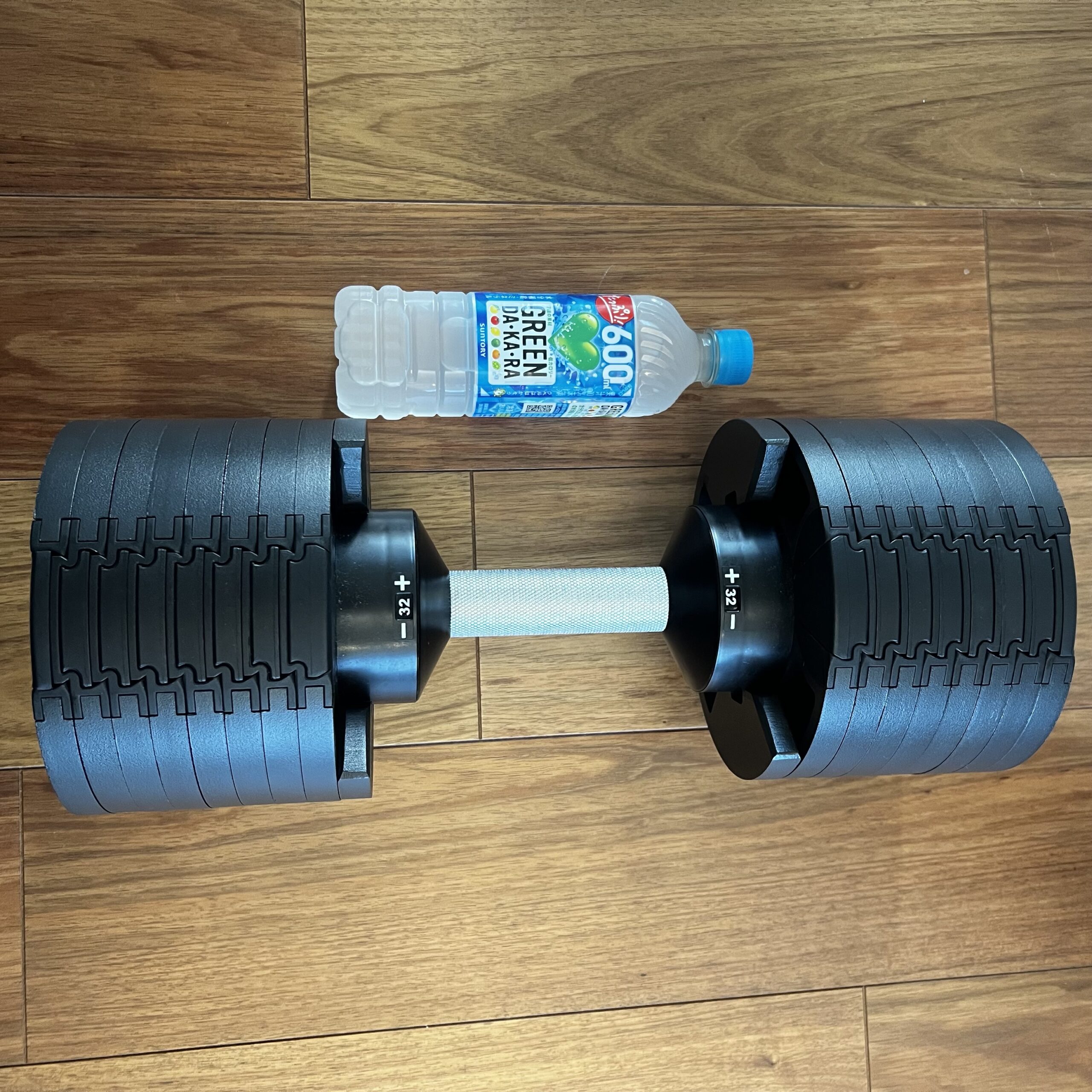 FLEXBELLを32kgに設定して500mlペットボトルと俯瞰で並べたサイズ比較
