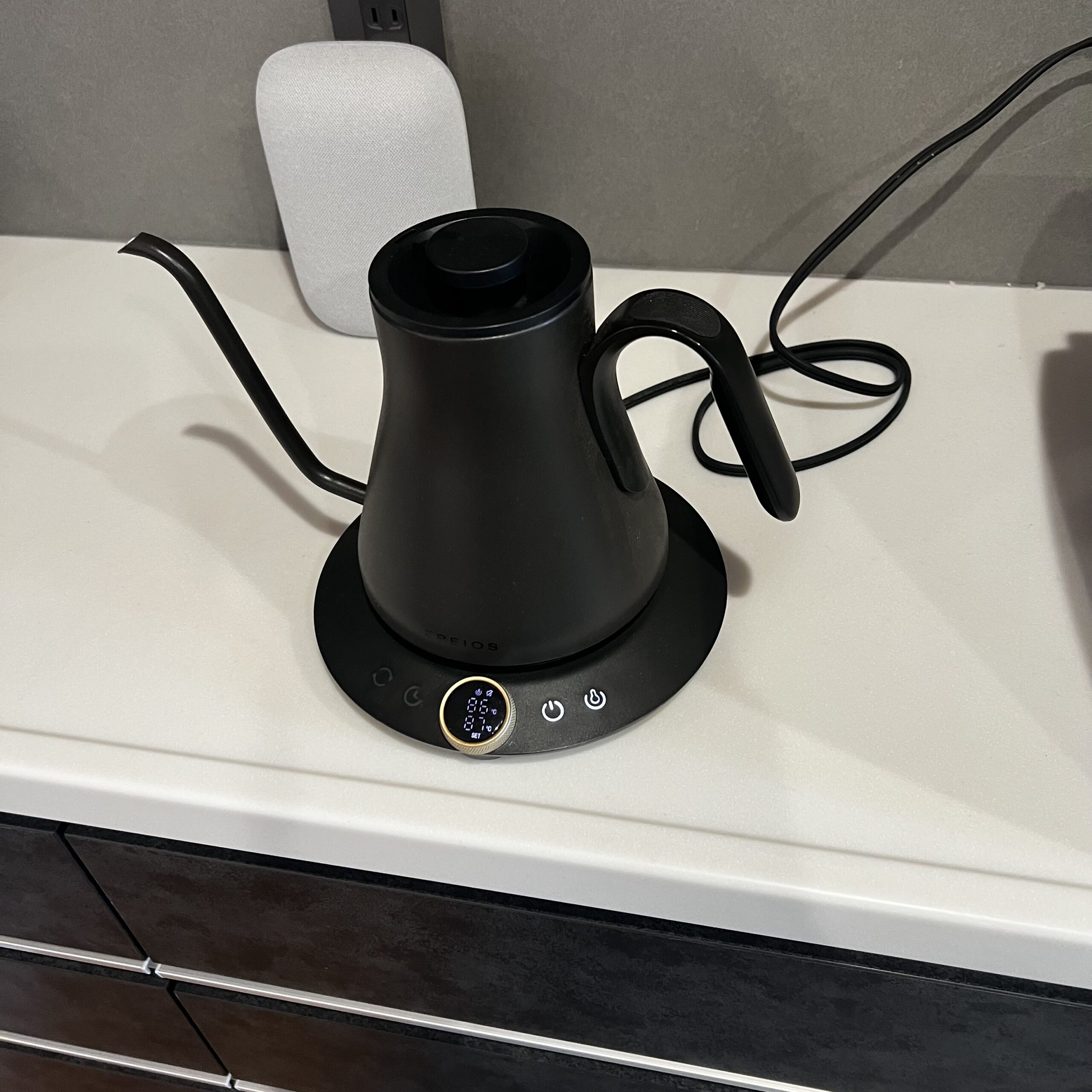EPEIOS ドリップ電気ケトル CP001 Gen2 を電源プレートに乗せた本体・正面ビュー