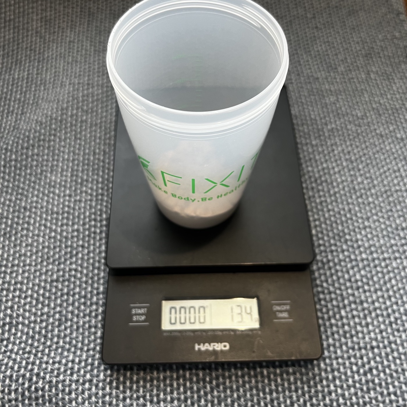 プロテインを計量して秤に乗せた状態：13.4g